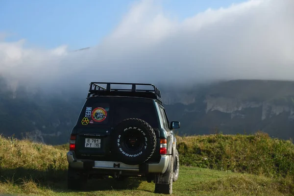 Chechenia Rusia Septiembre 2021 Muestra Automóvil Todoterreno Las Montañas Del —  Fotos de Stock