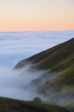 Rusya, Çeçenistan 'daki Kafkasya alp çayırı ve dağ manzarası. Argun geçidi