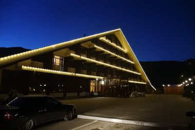 Kezenoy Am Gölü kıyısındaki otel binasının ana binasının gece görüşü. Çeçen Cumhuriyeti. Rusya