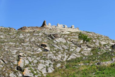 Ortaçağ köyünün kalıntıları ve yüksek bir tepedeki savunma duvarı. Çeçenistan (Çeçen Cumhuriyeti), Rusya, Kafkas