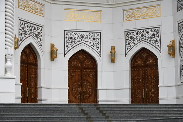 シャリ チェチェン共和国 ロシア 2021年9月10日 入り口のドア ホワイト モスク 預言者ムハンマドのモスクは白い大理石で作られた ムスリムの誇り と呼ばれています — ストック写真