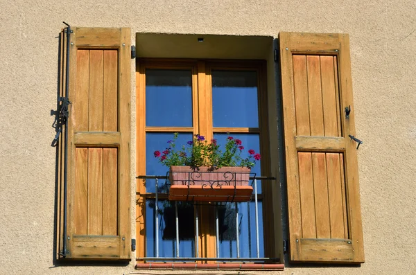 Öppna fönstret. Provence — Stockfoto
