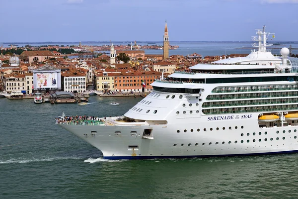 Venetië, cruiseschip — Stockfoto