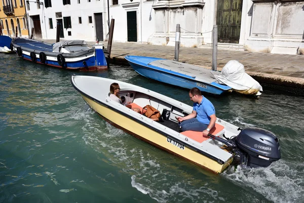 Venedig vatten båt — Stockfoto