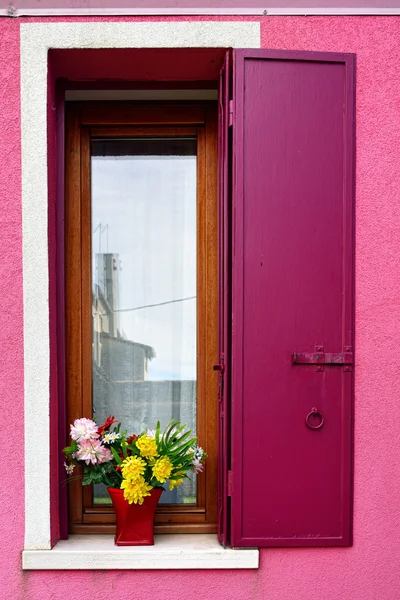 Burano ön fönster — Stockfoto