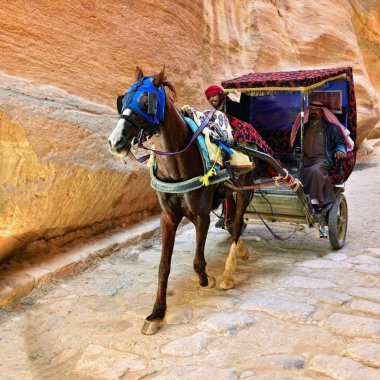 Bir geçit, Petra Siq kanyonda at arabası