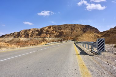 Çölde yol