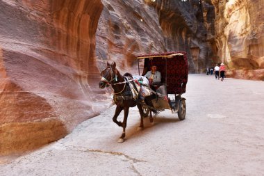 Bir geçit, Petra Siq kanyonda at arabası