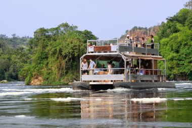 Turistler Uganda beyaz Nil Nehri üzerinde