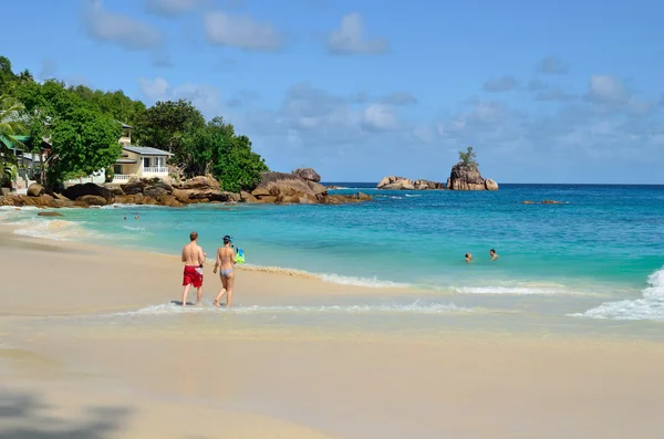 Praia de areia tropical nas ilhas Seychelles — Fotografia de Stock