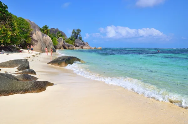 Gránit sziklás strandok a Seychelle-szigeteken, La Digue, Source D ' — Stock Fotó