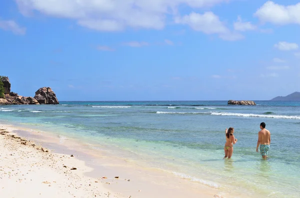 Gránit sziklás strandok, a Seychelle-szigetek, La Digue, Anse Seve — Stock Fotó