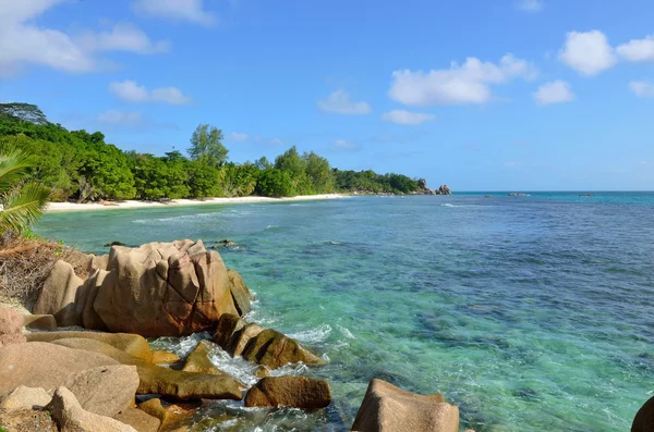 Granit steniga stränder på Seychellerna öar, La Digue, Anse Seve — Stockfoto