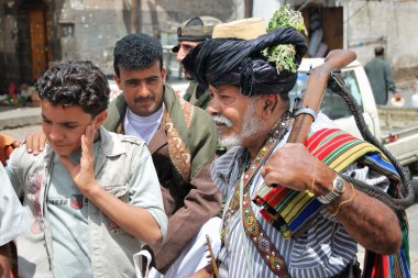 Yemen'deki tüfekle silahlı adam