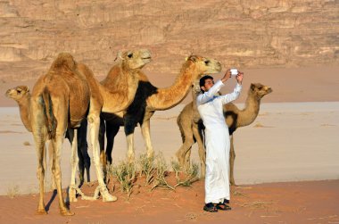 Wadi Rum Çölde deve adamla 