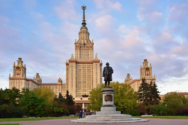モスクワの主要な建物の前でロモノソフー記念碑 — ストック写真
