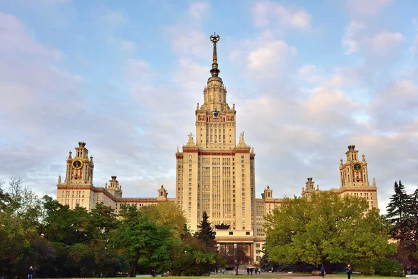 Edifício principal da Universidade Estatal de Moscou, Moscou, Rússia — Fotografia de Stock