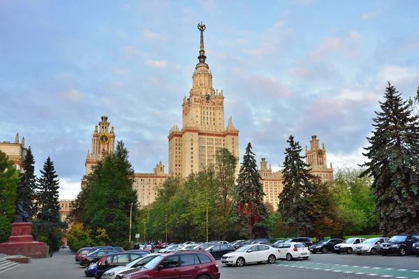 Edificio principal de la Universidad Estatal de Moscú, Moscú, Rusia — Foto de Stock