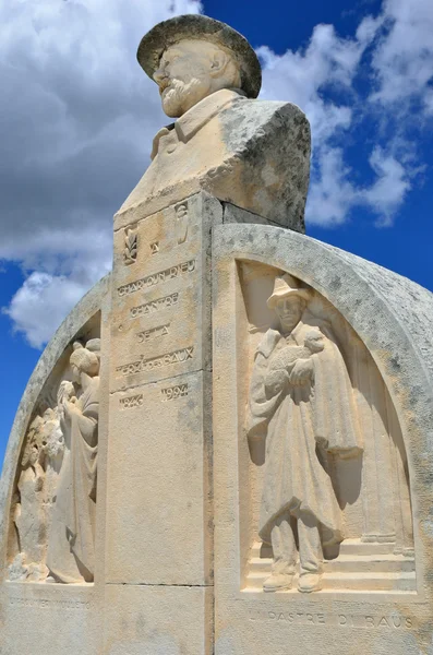 Les baux, Denkmal von charloun dou paradou — Stockfoto