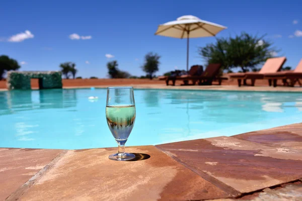 Copo de vinho perto da piscina — Fotografia de Stock