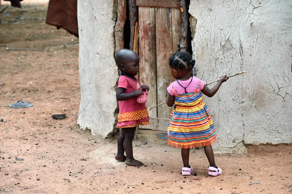 Pequenas crianças Himba, Namíbia — Fotografia de Stock