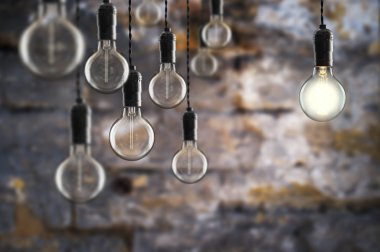 Duvar arka plan üzerinde fikir ve ekip çalışması kavramı Vintage ampuller