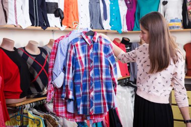 Giyim mağaza raf asılı