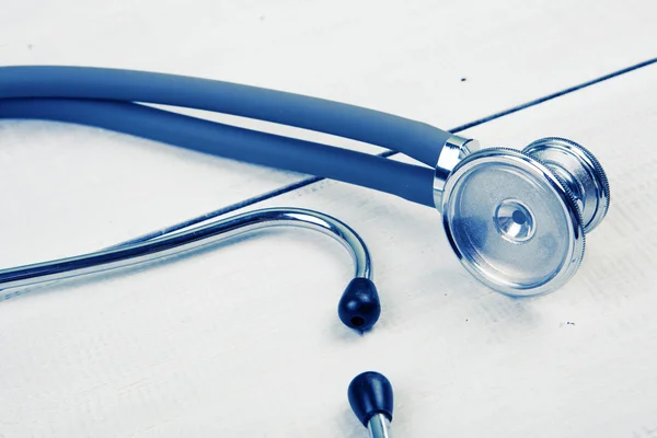 Estetoscopio de medicina en el escritorio blanco — Foto de Stock