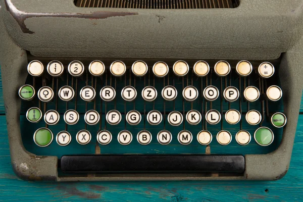 Schrijfmachine op het blauwe houten bureau — Stockfoto
