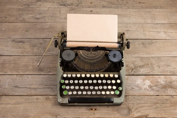 Máquina de escribir vintage en el viejo escritorio de madera — Foto de Stock