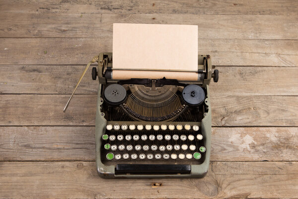 Винтажная пишущая машинка на старом деревянном столе