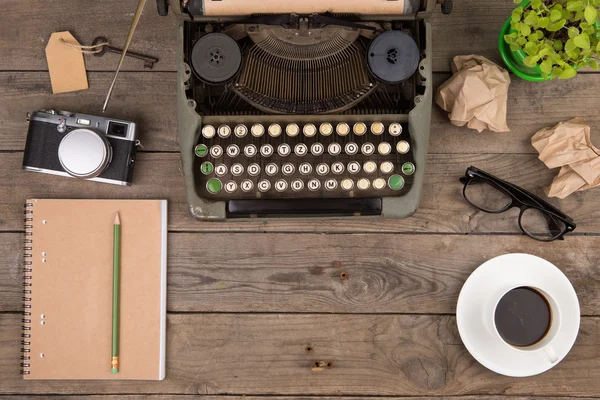 Vintage typemachine op het oude houten bureau — Stockfoto