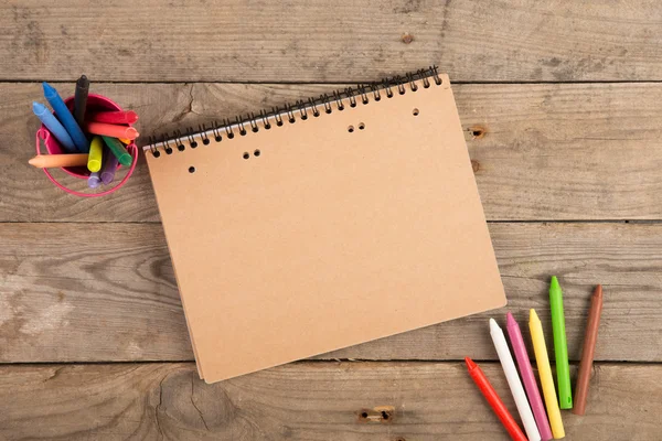 Pastelli colorati e pagina bianca sul tavolo di legno — Foto Stock