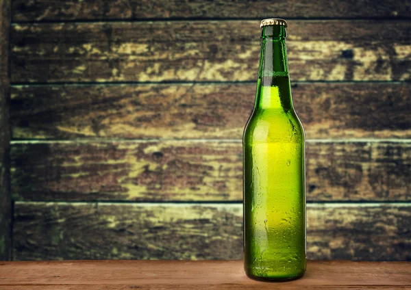 Frío botella de cerveza húmeda —  Fotos de Stock