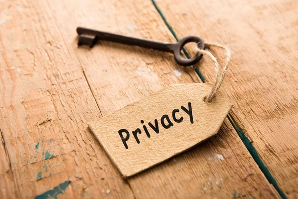 Privacy concept - vintage sleutel met tag met inscriptie — Stockfoto