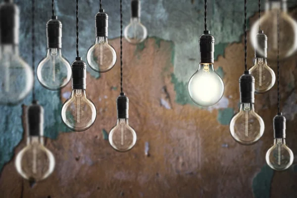 Idea e concetto di leadership Lampadine Edison incandescenti vintage accese — Foto Stock