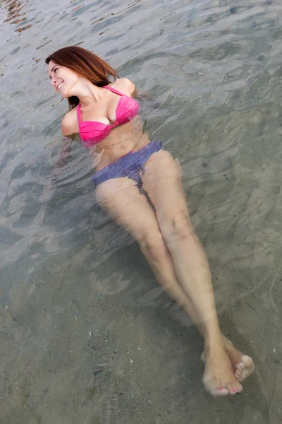海水中的年轻性感的女人 — 图库照片