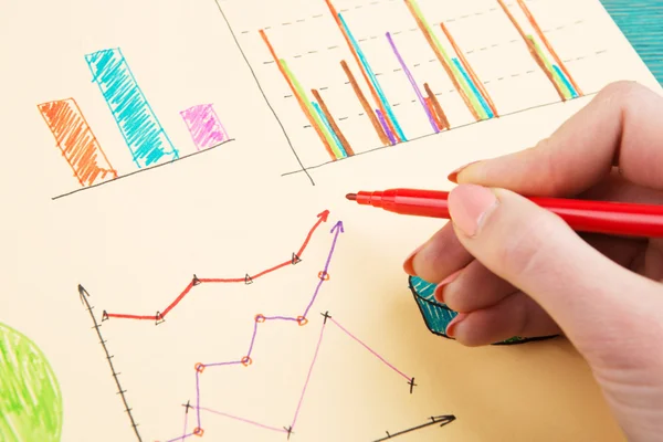 Gráficos financeiros desenhados com canetas coloridas — Fotografia de Stock
