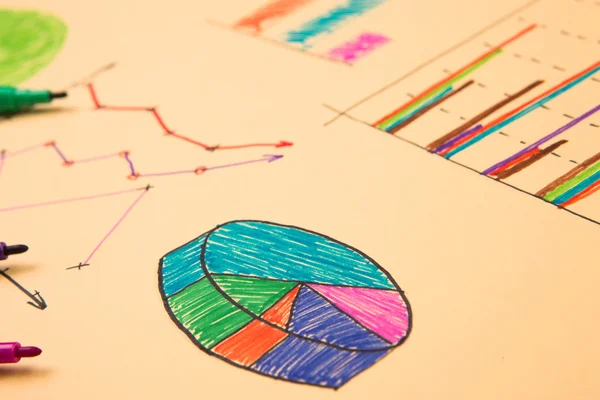 Gráficos financeiros desenhados com canetas coloridas — Fotografia de Stock