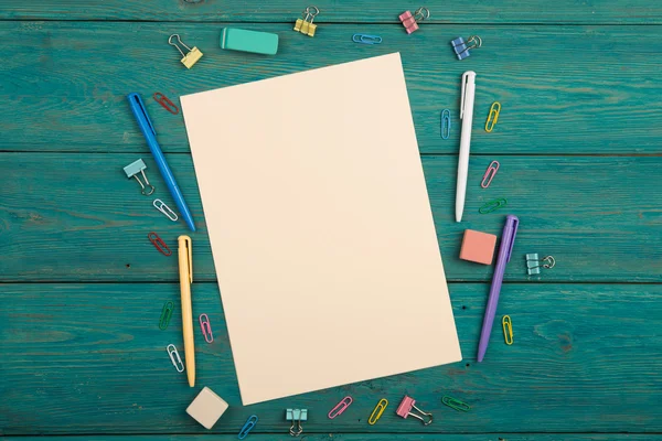 Pusty arkusz papieru i akcesoria biurowe kolorowe — Zdjęcie stockowe