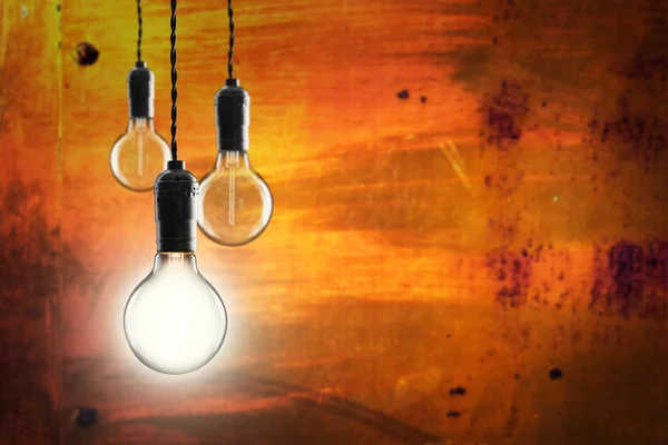 Ідея та концепція лідерства - лампочки на гранжевому фоні — стокове фото