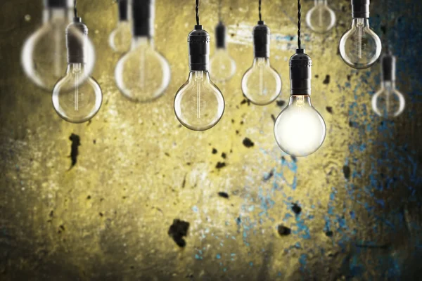 Идея и концепция лидерства - лампочки на фоне гранжа — стоковое фото