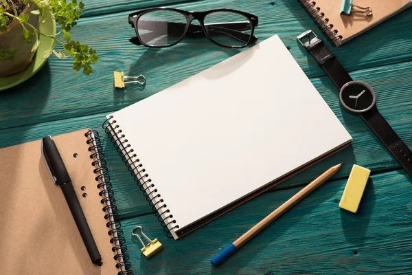 Notepad e material de escritório na mesa — Fotografia de Stock