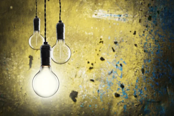 Idea e concetto di leadership - lampadine sullo sfondo grunge — Foto Stock