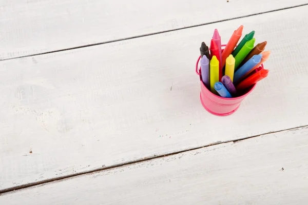 Lápices de colores en el cubo — Foto de Stock