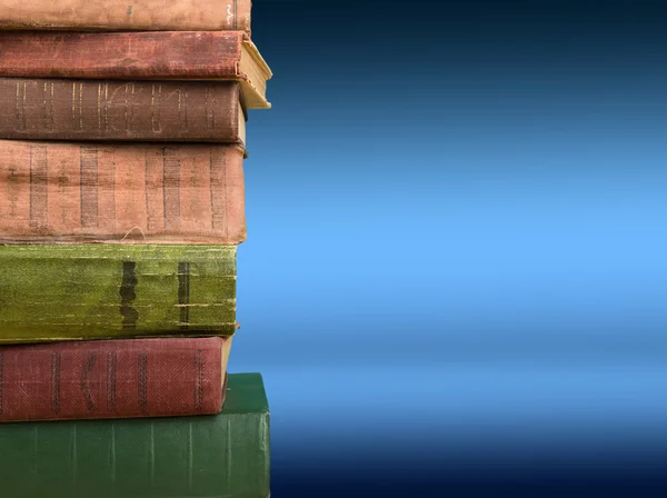 Stack di libri sullo sfondo del gradiente di colore, spazio per il testo — Foto Stock