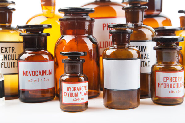 бутылка лекарств с пустым этикеткой в аптеке
