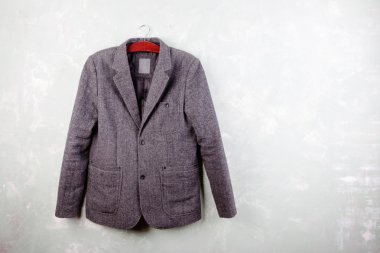 Erkek yün ceket askı duvar arka plan üzerinde asılı