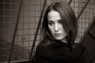 Koyu arka plan üzerinde genç bir kız portresi