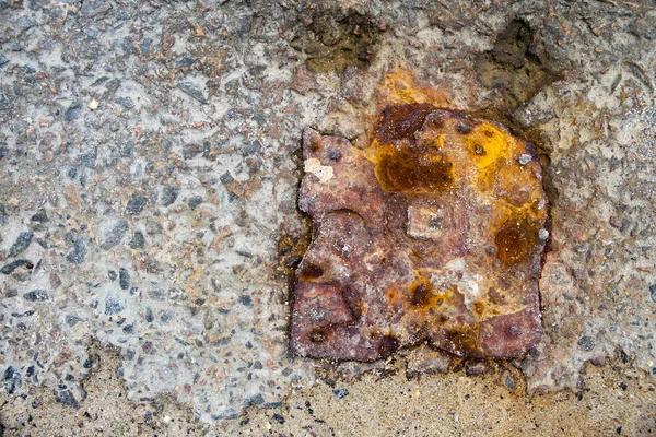 錆びた金属元素を用いたコンクリート — ストック写真